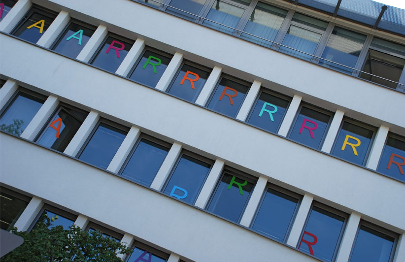 Schr&auml;g gegen&uuml;ber Museum Koenig_3